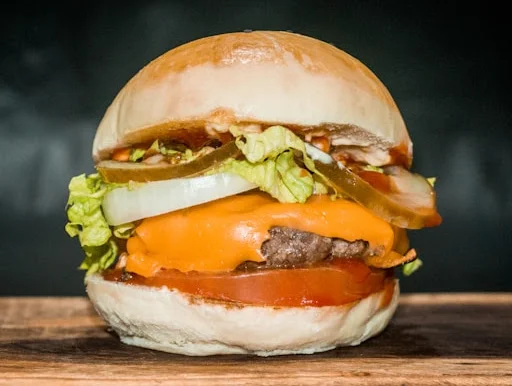 Hausburger mit Pommes